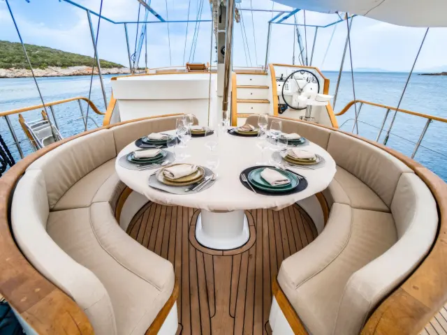 Yacht Luja dining table