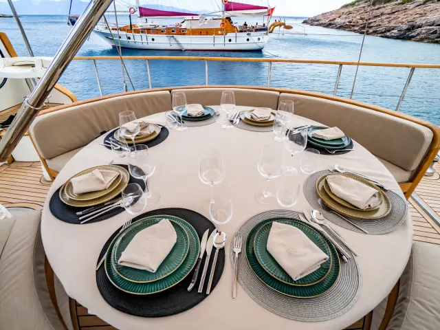 Yacht Luja dining table