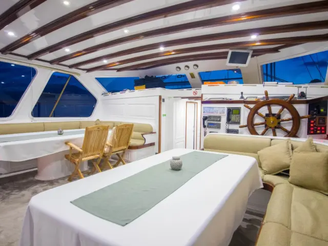 Yacht Grande Mare saloon