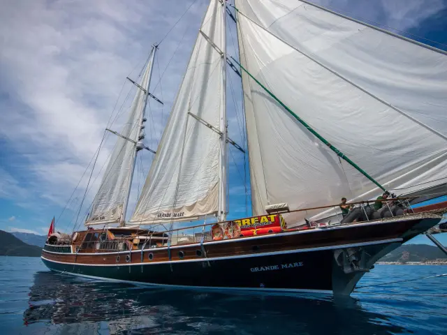 Yacht Grande Mare side view