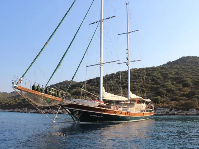 Yacht Grande Mare side view