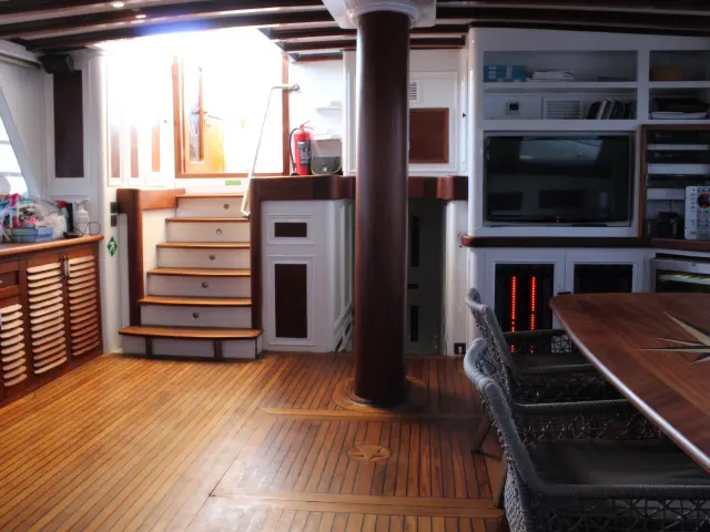 Yacht Grande Mare saloon