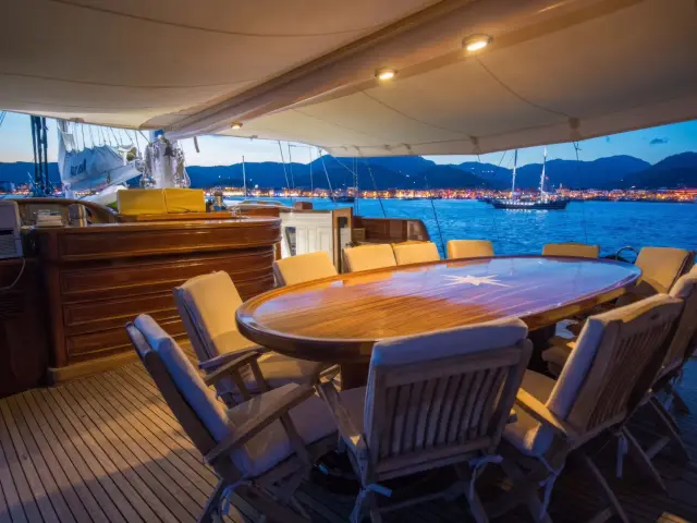 Yacht Grande Mare dining table