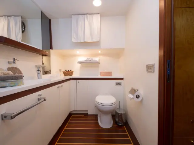 Yacht Serenity 86 cabin bathroom