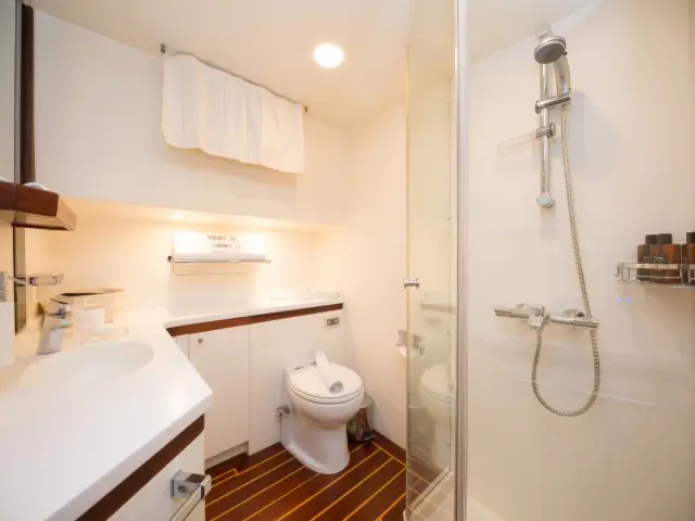 Yacht Serenity 86 cabin bathroom
