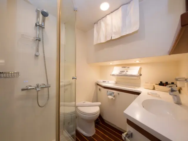 Yacht Serenity 86 cabin bathroom