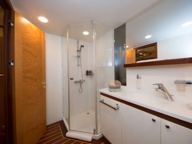 Yacht Serenity 86 cabin bathroom