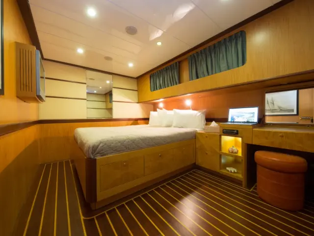 Yacht Serenity 86 cabin