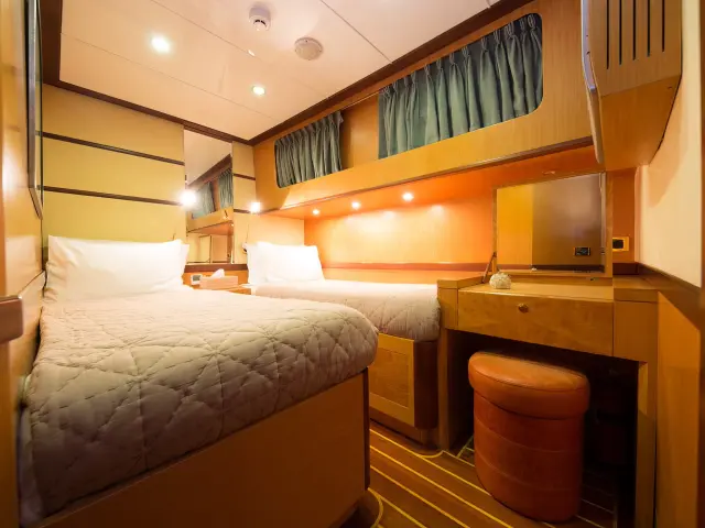 Yacht Serenity 86 cabin