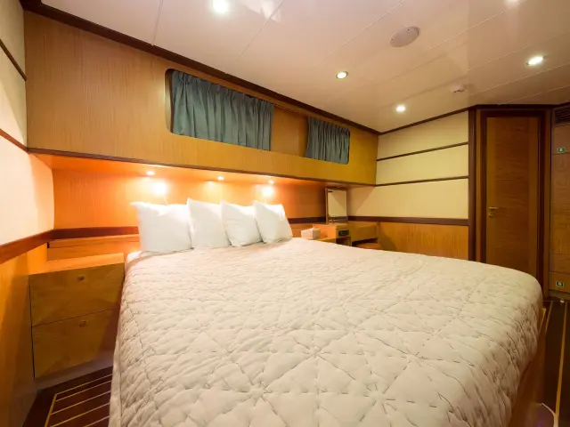 Yacht Serenity 86 cabin
