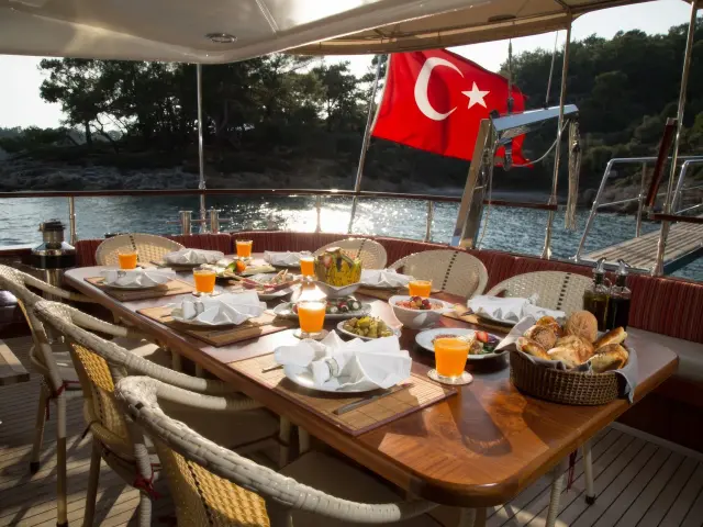 Yacht Serenity 86 dining table