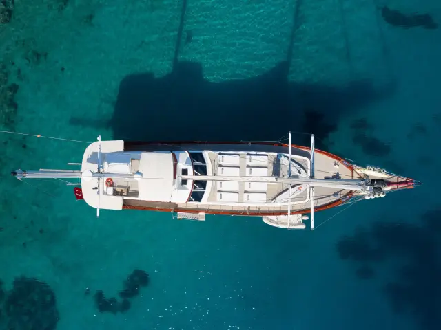 Yacht Serenity 86 aerial view