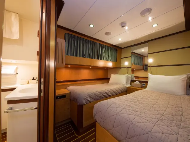 Yacht Serenity 86 cabin