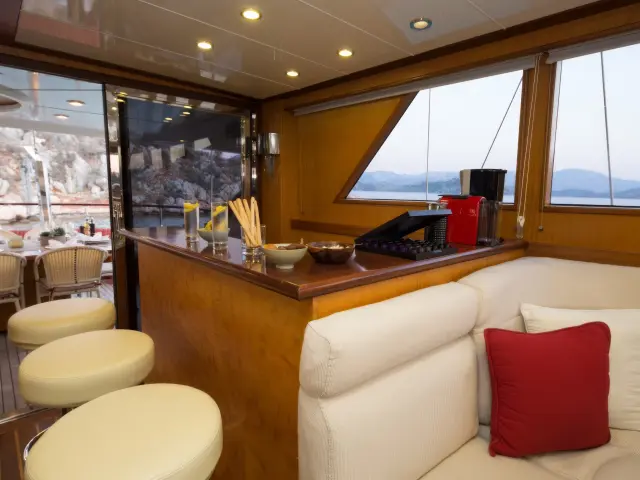 Yacht Serenity 86 saloon