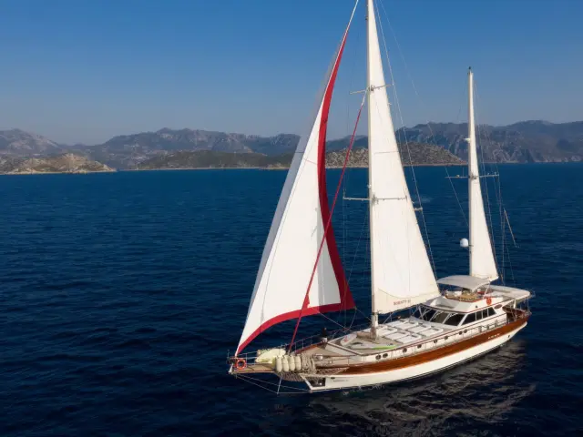 Yacht Serenity 86 sailing