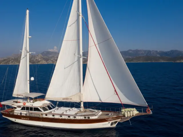 Yacht Serenity 86 sailing