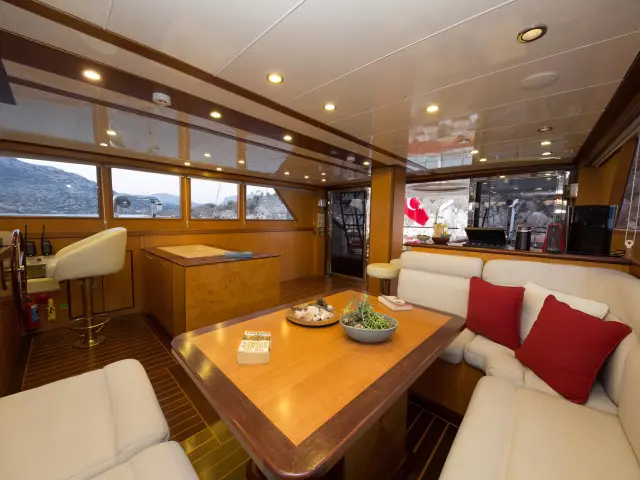 Yacht Serenity 86 saloon