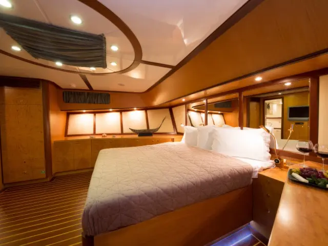 Yacht Serenity 86 cabin