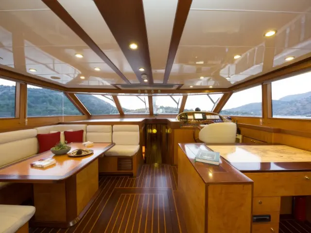Yacht Serenity 86 saloon