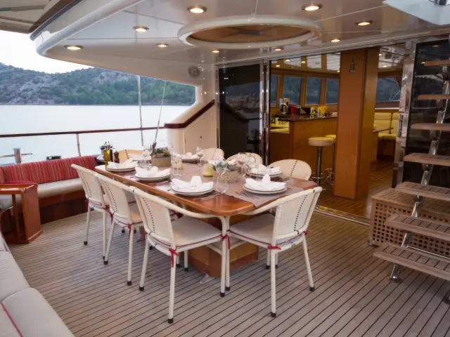 Yacht Serenity 86 dining table