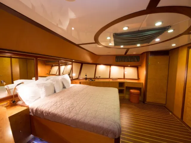 Yacht Serenity 86 cabin