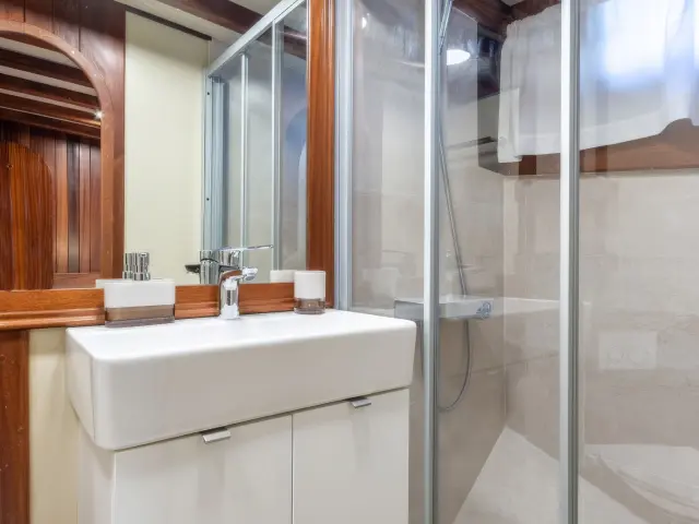 Yacht Angelica cabin bathroom