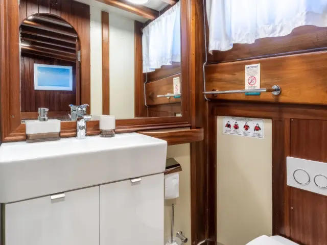 Yacht Angelica cabin bathroom