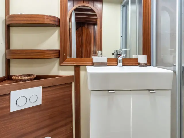 Yacht Angelica cabin bathroom