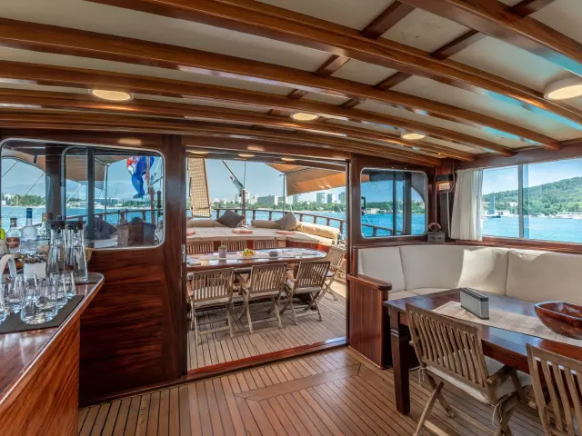 Yacht Angelica saloon
