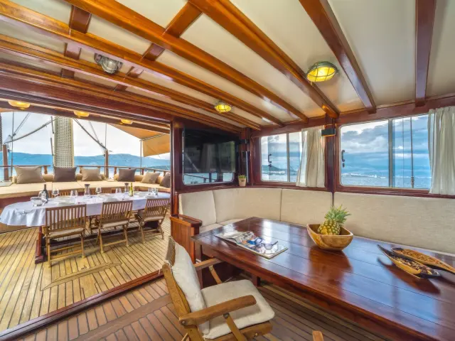 Yacht Angelica saloon