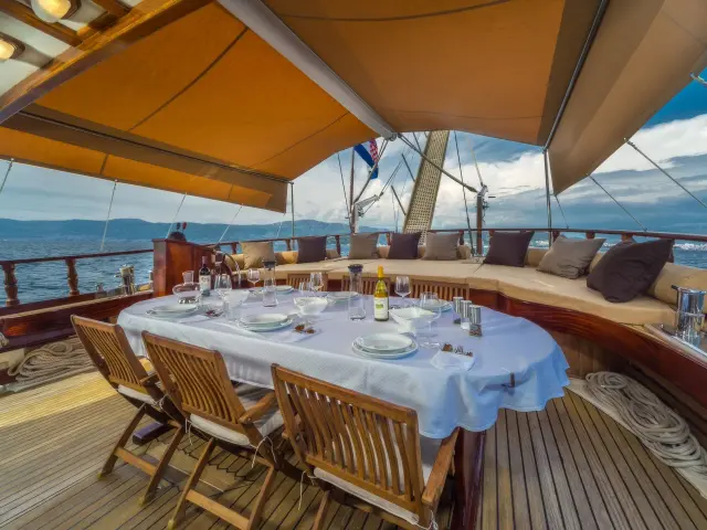 Yacht Angelica dining table