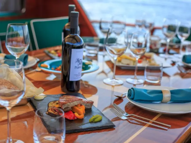 Yacht Carpe Diem 7 dining table