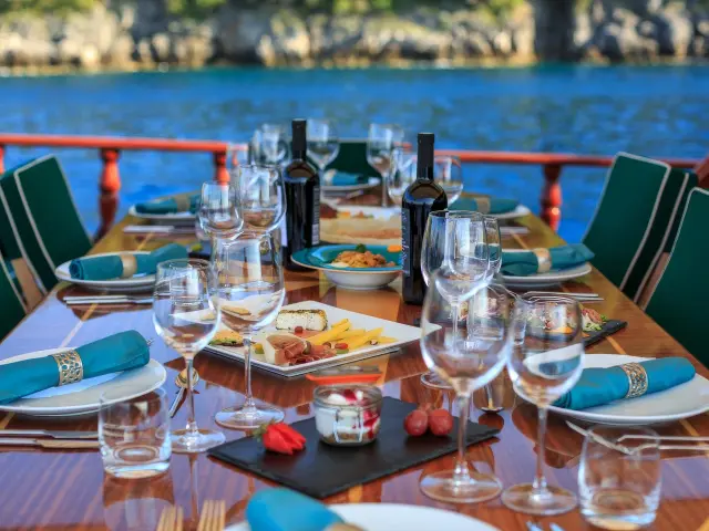 Yacht Carpe Diem 7 dining table