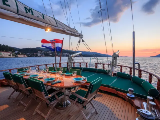 Yacht Carpe Diem 7 dining table