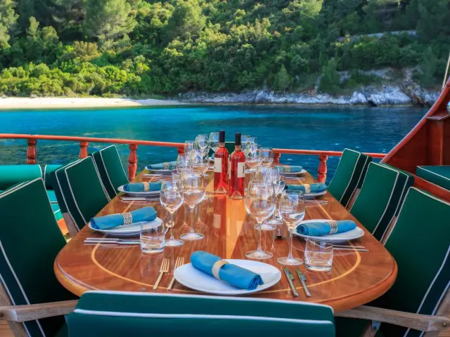 Yacht Carpe Diem 7 dining table