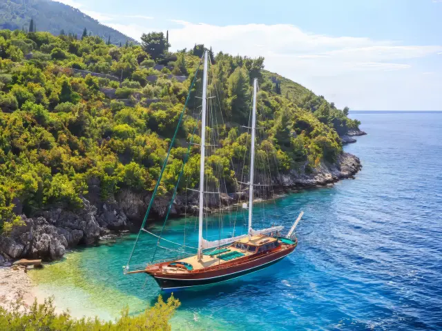 Yacht Carpe Diem 7 on anchor