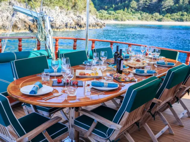 Yacht Carpe Diem 7 dining table