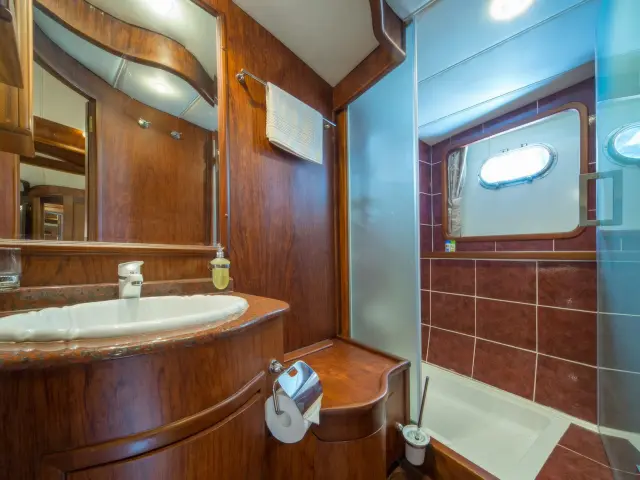 Yacht Alba cabin bathroom
