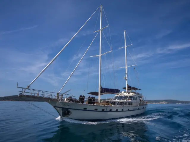 Yacht Alba side view