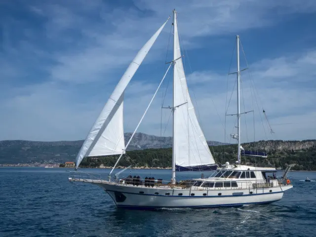 Yacht Alba side view