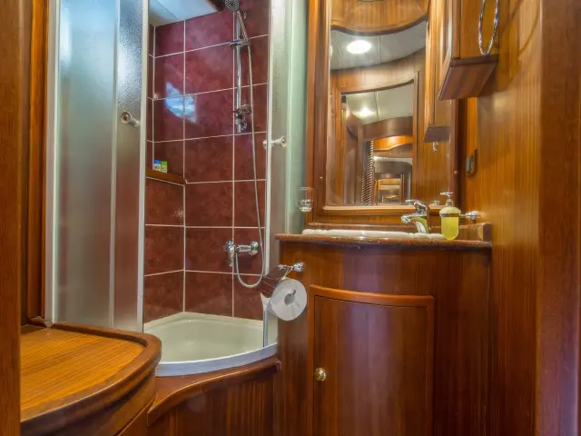 Yacht Alba cabin bathroom