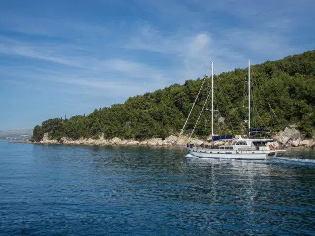 Yacht Alba side view