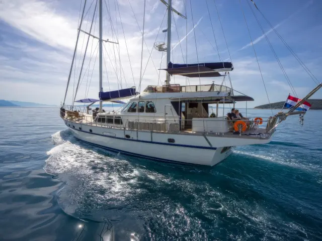 Yacht Alba side view