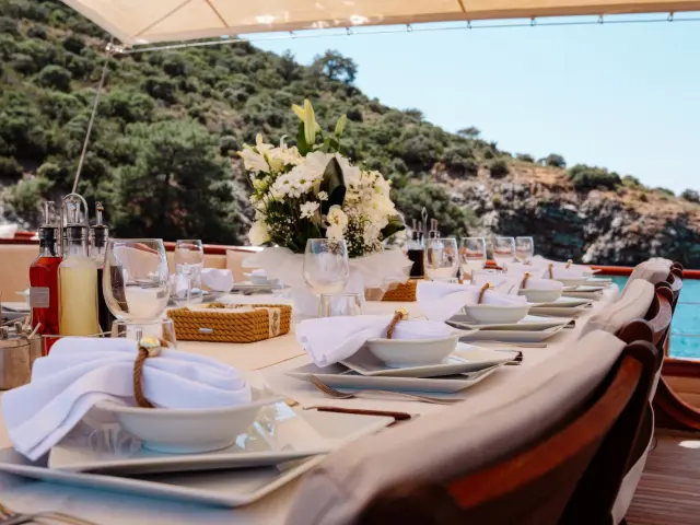 Yacht Lycian Queen dining table