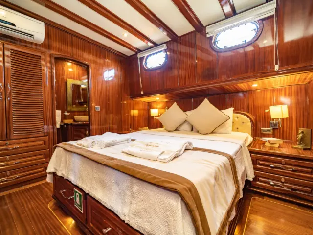 Yacht Lycian Queen cabin