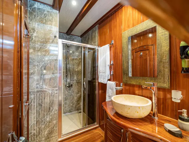 Yacht Lycian Queen cabin bathroom