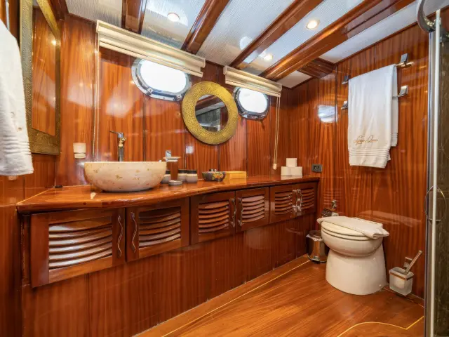 Yacht Lycian Queen cabin bathroom