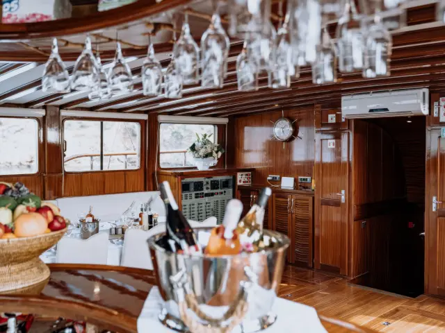 Yacht Lycian Queen saloon