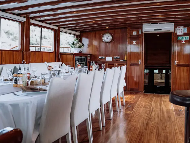 Yacht Lycian Queen saloon