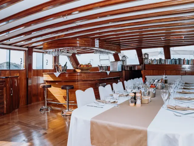 Yacht Lycian Queen saloon
